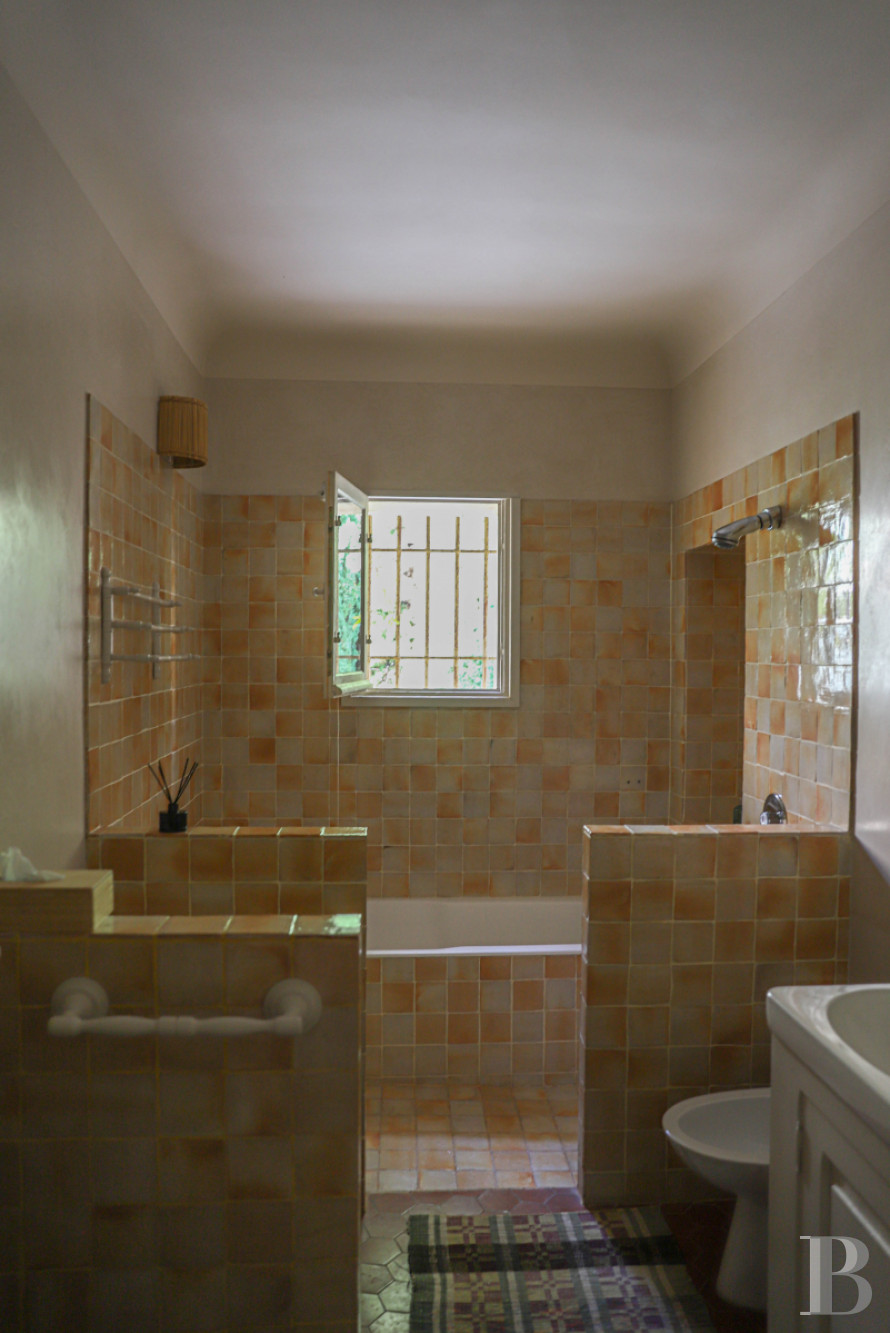 Dans les Alpes-de-Haute-Provence, au sud de Forcalquier, une maison de village traditionnelle et audacieuse - photo  n°34